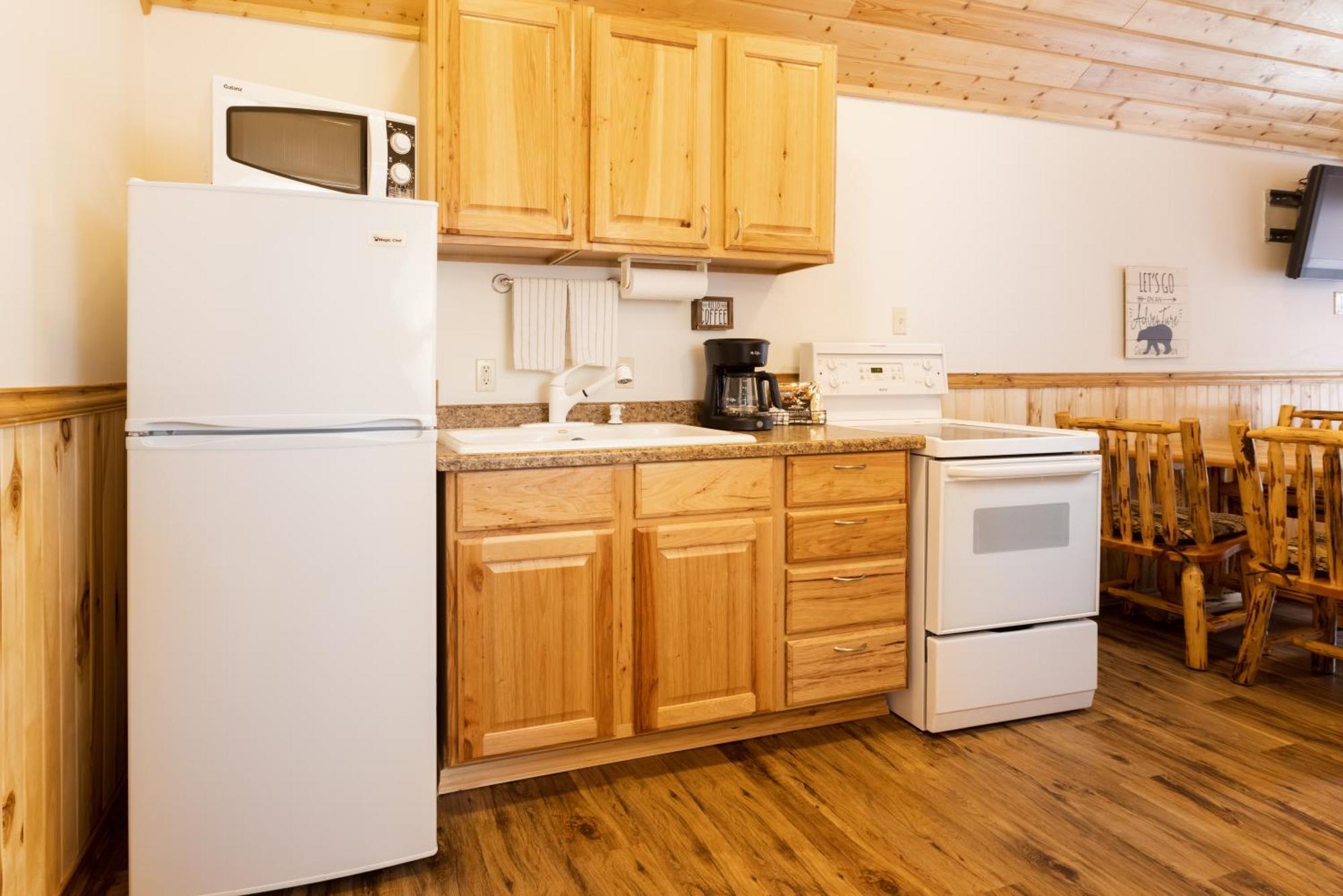 Beargrass Lodging & Rv Resort Hungry Horse Exterior photo